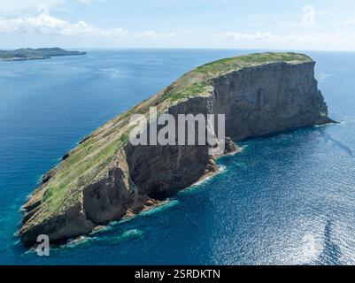 Kleine Inselchen an der Küste der Insel Terceira auf den Azoren, Ilheus das Cabras genannt, Ziegeninseln. Stockfoto