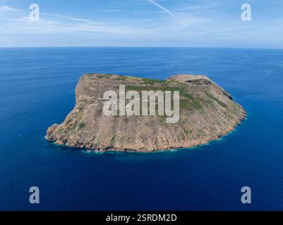 Kleine Inselchen an der Küste der Insel Terceira auf den Azoren, Ilheus das Cabras genannt, Ziegeninseln. Stockfoto