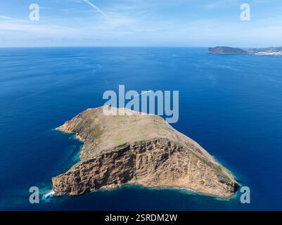 Kleine Inselchen an der Küste der Insel Terceira auf den Azoren, Ilheus das Cabras genannt, Ziegeninseln. Stockfoto