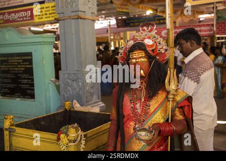 Mann Hindu Gott Kleid, Mutharamman Tempel, Kulasai, Tamil Nadu, Indien, Asien Stockfoto