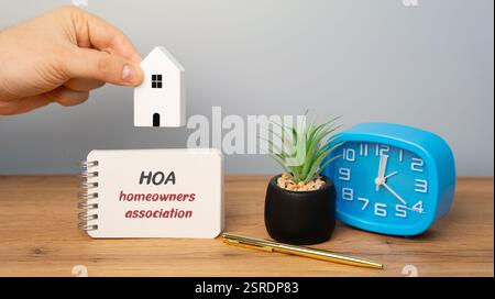 HOA Homeowner Association. Organisation in einer Wohngemeinde, die Regeln und Vorschriften für die Immobilien innerhalb dieses Unternehmens verwaltet und durchsetzt Stockfoto