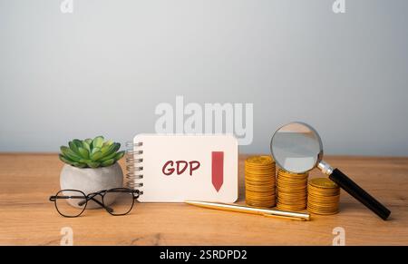 Rückgang und Rückgang des BIP - Ausfall und Zusammenbruch von Wirtschaft und Finanzen, die zu Finanzkrise und Finanzkrise führen. Rückgang des Bruttoinlandsprodukts. N Stockfoto