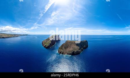 Kleine Inselchen an der Küste der Insel Terceira auf den Azoren, Ilheus das Cabras genannt, Ziegeninseln. Stockfoto