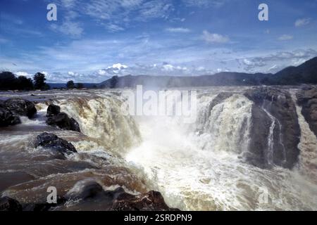 Hogenakkal Wasserfälle und Flussufer kaveri, Tamil Nadu, Indien, Asien Stockfoto