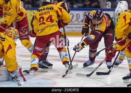 Genf, Schweiz. Februar 2025. Genf, Schweiz, 15. Februar 2025: Teemu Hartikainen (70 Geneve Servette HC) Noah Meier (24 SCL Tigers) Luca Boltshauser (39 SCL Tigers) Kampf um den Puck (Duell) während des Nationalliga-Spiels zwischen Geneve Servette HC und SCL Tigers im Les Vernets in Genf, Schweiz (Giuseppe Velletri/SPP). /Alamy Live News Stockfoto