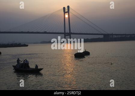 Boot im Fluss Ganges zurück zur neuen Howrah Vidyasagar Setu Brücke, Kalkutta, Westbengalen, Indien, Asien Stockfoto
