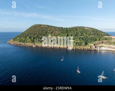 Luftaufnahme des Pico das Cruzinhas in Angra do Heroismo, Terceira, Portugal. Stockfoto