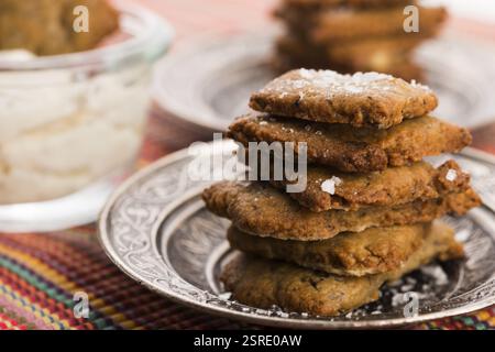 Spanische Snackcracker mit schwarzen Oliven und anchois Stockfoto