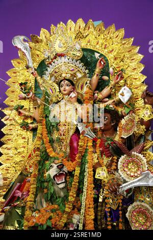 Durga Puja Festival, Göttin Idol auf Löwen, die Dämonen töten, Indien, Asien Stockfoto