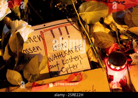 München, Deutschland. Februar 2025. Schild mit der Aufschrift kein Wahlkampf auf Kosten der Opfer. - Keine Wahlkampagne auf Kosten der Opfer. Anlässlich der Gedenkfeier mit Blumen und Kerzen am Ort eines mutmaßlichen Terroranschlags in der bayerischen Hauptstadt München am 13. Februar. Ein 24-jähriger Afghane hat mehrere Personen verletzt, die an einem VERDI-Protest mit einem Auto teilnahmen, eine 37-jährige Frau und ein 2-jähriges Kind sind zwei Tage später ihren Verletzungen erliegen. Quelle: Andreas Stroh/Alamy Live News Stockfoto