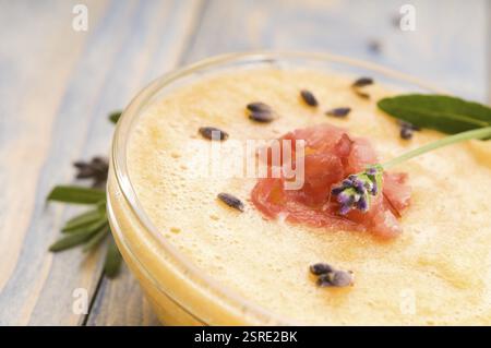 Frische Melonensuppe mit parmaschinken und Lavendelblüten, Polen, Europa Stockfoto