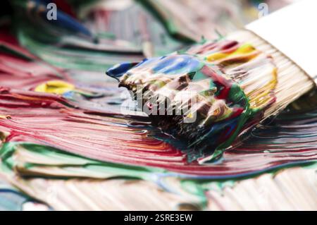 Pinsel Mischfarbe auf Palette, polen Stockfoto