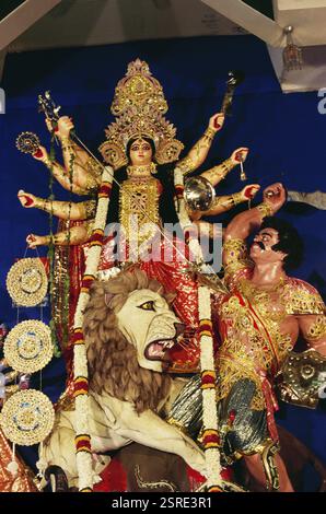 Durga Puja Festival, Göttin Idol auf Löwen, die Dämonen töten, Kalkutta Kalkutta Kalkutta, Westbengalen, Indien, Asien Stockfoto
