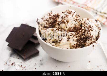 Vanilleeis mit Schokolade - straciatella. Frische, Sorbet Stockfoto