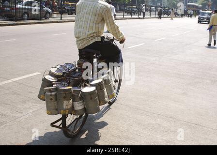 Dabbawala mit Lunchboxen auf dem Fahrrad, Bombay Mumbai, Maharashtra, Indien, Asien Stockfoto
