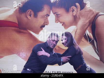 Die Bollywood-Schauspieler Salman Khan und Anushka Sharma während der Trailer-Launch des Films Sultan in Mumbai, Indien am 24. Mai 2016 Stockfoto