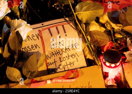 Schild mit der Aufschrift kein Wahlkampf auf Kosten der Opfer. - Keine Wahlkampagne auf Kosten der Opfer. Anlässlich der Gedenkfeier mit Blumen und Kerzen am Ort eines mutmaßlichen Terroranschlags in der bayerischen Hauptstadt München am 13. Februar. Ein 24-jähriger Afghane hat mehrere Personen verletzt, die an einem VERDI-Protest mit einem Auto teilnahmen, eine 37-jährige Frau und ein 2-jähriges Kind sind zwei Tage später ihren Verletzungen erliegen. München Bayern Deutschland Stockfoto