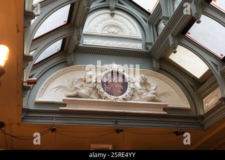 Reich verzierte architektonische Details, Cherubs flankieren einen gemalten Narren. Dekorative Decke. Die Punch Tavern ist ein denkmalgeschütztes öffentliches Haus in der Fleet Stree 98–100 Stockfoto