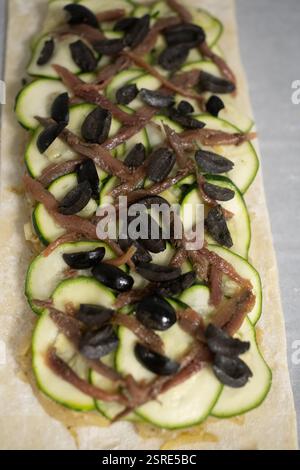 Zucchini-Scheiben mit Sardellen und Oliven auf Fladenbrot. Eine köstliche Vorspeise. Stockfoto