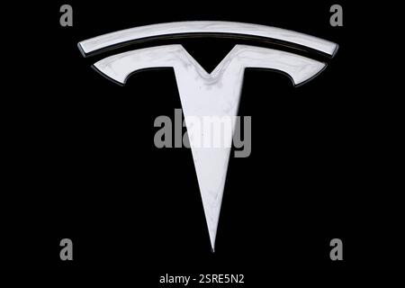 Elektromobilität auf Deutschlands Straßen. Das Logo der Marke TESLA von dem Unternehmer Elon Musk *** Elektromobilität auf deutschen Straßen das TESLA Markenlogo des Unternehmers Elon Musk Stockfoto