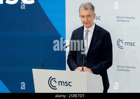 München, Bayern, Deutschland. Februar 2025. Christoph Heusgen, Botschafter, Vorsitzender der Münchner Sicherheitskonferenz, vor ukrainischem Staatspräsident Zelenskyy, hält auf der 61. Münchner Sicherheitskonferenz (MSC) im Hotel Bayerischer Hof den Vortrag Defiance and Diplomacy: Prospects for Ukraine's Future. (Kreditbild: © Andreas Stroh/ZUMA Press Wire) NUR REDAKTIONELLE VERWENDUNG! Nicht für kommerzielle ZWECKE! Stockfoto