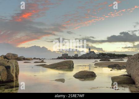 281 Leuchtturm Phare de Pontusval, erbaut 1868 am BEG-Pol Point, Plounéour-Brignogan-Plages, an einer felsigen Küste mit häufigen Schiffswracks. Bretagne-Frankreich Stockfoto