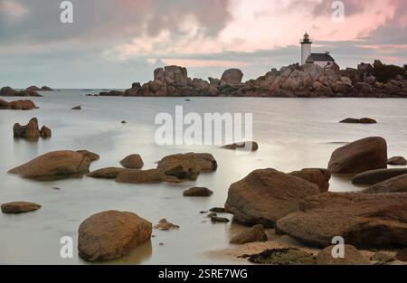 282 Leuchtturm Phare de Pontusval, erbaut 1868 am BEG-Pol Point, Plounéour-Brignogan-Plages, an einer felsigen Küste mit häufigen Schiffswracks. Bretagne-Frankreich Stockfoto