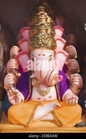 Idole des ganesh-Elefanten-köpfigen Gottes, die in Ganeshotsav, Pune, Maharashtra, Indien, Asien verkauft werden Stockfoto