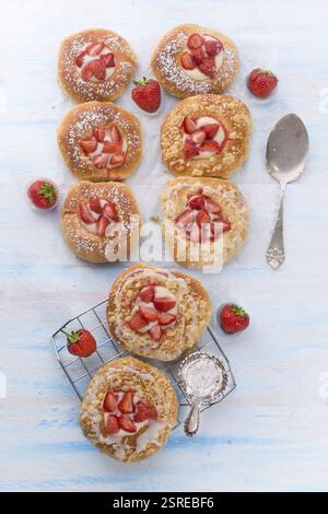 Mandel-Kuchen mit Vanille und Erdbeeren Stockfoto