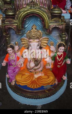 Idole von Ganesha mit Riddhi und Siddhi gehalten für verkaufen, Pune, Maharashtra, Indien, Asien Stockfoto