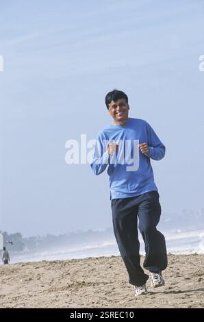 Mann, der am Strand joggt, MR. NO.448 Stockfoto