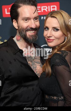 PLACE TO B Alec Völkel Boss Burns von The BossHoss mit Ehefrau Johanna Michels PLACE TO B - Bild und Constantin Film laden zur legendären Party im Rahmen der Berlinale ins Borchardt ein in Berlin *** PLACE TO B Völkel Boss Burns vom BossHoss mit seiner Frau Johanna Michels PLACE TO B Bild und Constantin Film laden Sie zur legendären Party im Rahmen der Berlinale in Berlin ein Copyright: FuxEventhrshrshrx Stockfoto
