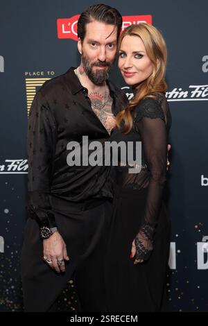PLACE TO B Alec Völkel Boss Burns von The BossHoss mit Ehefrau Johanna Michels PLACE TO B - Bild und Constantin Film laden zur legendären Party im Rahmen der Berlinale ins Borchardt ein in Berlin *** PLACE TO B Völkel Boss Burns vom BossHoss mit seiner Frau Johanna Michels PLACE TO B Bild und Constantin Film laden Sie zur legendären Party im Rahmen der Berlinale in Berlin ein Copyright: FuxEventhrshrshrx Stockfoto