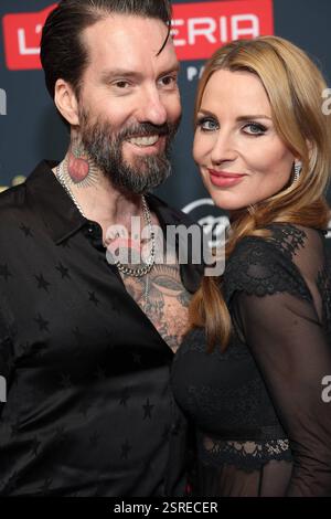 PLACE TO B Alec Völkel Boss Burns von The BossHoss mit Ehefrau Johanna Michels PLACE TO B - Bild und Constantin Film laden zur legendären Party im Rahmen der Berlinale ins Borchardt ein in Berlin *** PLACE TO B Völkel Boss Burns vom BossHoss mit seiner Frau Johanna Michels PLACE TO B Bild und Constantin Film laden Sie zur legendären Party im Rahmen der Berlinale in Berlin ein Copyright: FuxEventhrshrshrx Stockfoto