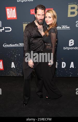 PLACE TO B Alec Völkel Boss Burns von The BossHoss mit Ehefrau Johanna Michels PLACE TO B - Bild und Constantin Film laden zur legendären Party im Rahmen der Berlinale ins Borchardt ein in Berlin *** PLACE TO B Völkel Boss Burns vom BossHoss mit seiner Frau Johanna Michels PLACE TO B Bild und Constantin Film laden Sie zur legendären Party im Rahmen der Berlinale in Berlin ein Copyright: FuxEventhrshrshrx Stockfoto