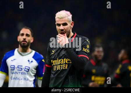 Theo Hernandez, französischer Abwehrspieler des AC Mailand #19, sieht beim italienischen Fußballspiel der Serie A zwischen dem AC Mailand und Hellas Verona am 15. Februar 2025 im San Siro Stadion in Mailand an Stockfoto
