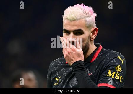 Theo Hernandez, französischer Abwehrspieler des AC Mailand #19, sieht beim italienischen Fußballspiel der Serie A zwischen dem AC Mailand und Hellas Verona am 15. Februar 2025 im San Siro Stadion in Mailand an Stockfoto