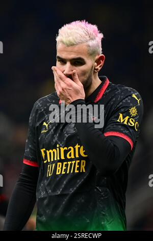 Theo Hernandez, französischer Abwehrspieler des AC Mailand #19, sieht beim italienischen Fußballspiel der Serie A zwischen dem AC Mailand und Hellas Verona am 15. Februar 2025 im San Siro Stadion in Mailand an Stockfoto