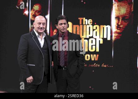 Bollywood-Schauspieler Shahrukh Khan und Anupam Kher auf den Sets der neuen Chat anzeigen Kuch Bhi Ho Sakta Hai in Mumbai Stockfoto