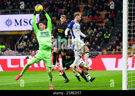 Der italienische Torhüter Lorenzo Montipò rettet den Ball während des italienischen Fußballspiels der Serie A zwischen dem AC Mailand und Hellas Verona im San Siro Stadion in Mailand am 15. Februar 2025. Credit: Piero Cruciatti/Alamy Live News Stockfoto
