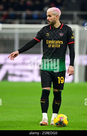 Theo Hernandez, französischer Abwehrspieler des AC Mailand 19, reagierte am 15. Februar 2025 im San Siro Stadion in Mailand während des italienischen Fußballspiels der Serie A zwischen dem AC Mailand und Hellas Verona. Credit: Piero Cruciatti/Alamy Live News Stockfoto