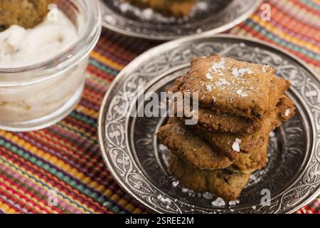 Spanische Snackcracker mit schwarzen Oliven und anchois Stockfoto