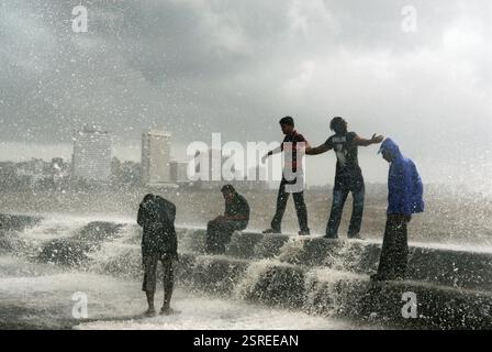 Menschen, die Hochwasser genießen, am Marine Drive, Bombay Mumbai, Maharashtra, Indien 23. Juli 2009 Stockfoto