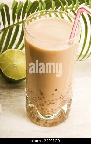 Perlmilchgetränk auf weiß. Bubble Tea, POLEN Stockfoto