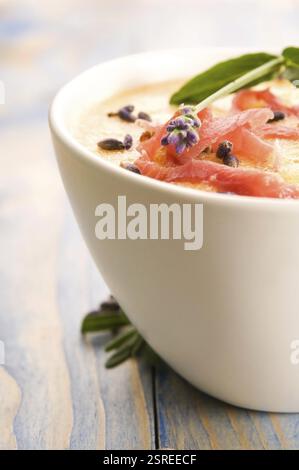 Frische Melonensuppe mit parmaschinken und Lavendelblüten, POLEN Stockfoto