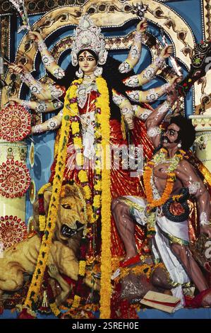 Durga Puja Festival, Göttin Idol auf Löwen, Dämon töten, bengalischen Club, Dadar, Bombay Mumbai, Maharashtra, Indien, Asien Stockfoto
