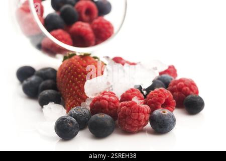 Closeup Schuß gefrorene Himbeeren, Brombeeren und Erdbeeren Stockfoto