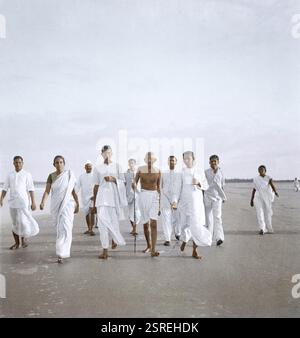Mahatma Gandhi mit Mitarbeitern in Juhu Beach, Mumbai, Maharashtra, Indien, Asien, Mai 1944, Asien Stockfoto