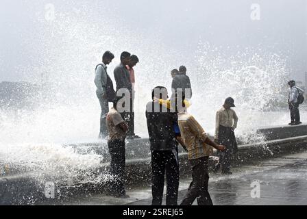 Menschen, die Hochwasser genießen, am Marine Drive, Bombay Mumbai, Maharashtra, Indien 23. Juli 2009 Stockfoto