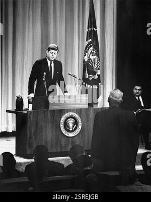 John F Kennedy Giving Press Conference, Auditorium des Außenministeriums, 25. Januar 1961 Stockfoto